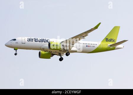 AMSTERDAM, NLD. 12. AUGUST 2020 ein Air Baltic Bombardier C Series 300 im Amsterdam Airport Schiphol (Quelle: Robert Smith, MI News) Stockfoto