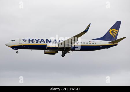 NEWCASTLE UPON TYNE, ENGLAND 5. August 2020 EINE Ryanair Boeing 737-800 landet auf dem Flughafen Newcastle (Quelle: Robert Smith, MI News) Stockfoto