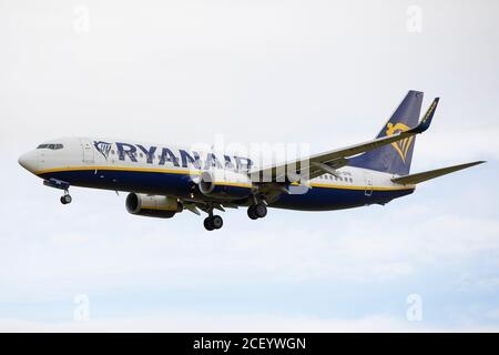 NEWCASTLE UPON TYNE, ENGLAND 5. August 2020 EINE Ryanair Boeing 737-800 landet auf dem Flughafen Newcastle (Quelle: Robert Smith, MI News) Stockfoto