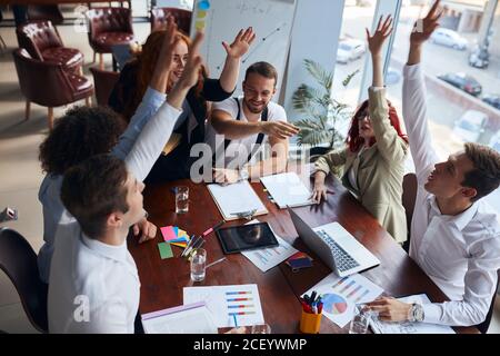 Erfolgreiche Arbeit des Business-Team zusammen in modernen Büro, hob die Hände, nachdem sie zusammen im Büro, feiern Business Deal Stockfoto