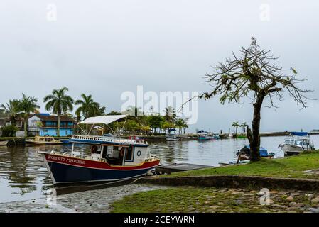 Blick auf das traditionelle brasilianische kleine Boot, das auf rustikalem Deck wartet Einer historischen Stadt Stockfoto