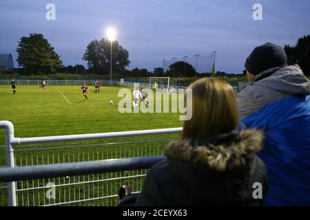 BARKING, ENGLAND. 2. SEPTEMBER 2020 EINE allgemeine Ansicht der Fans beobachten das Spiel während des FA Cup-Spiel zwischen West Essex FC und Crawley Green im Mayesbrook Park, bellend. (Kredit: Jacques Feeney) Gutschrift: MI Nachrichten & Sport /Alamy Live Nachrichten Stockfoto