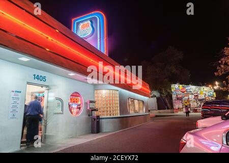 Albuquerque, New Mexico, USA. - 19 2015. September;50er Jahre Stil 66 Diner auf der historischen Route 66 mit hellen Art Deco Beschilderung auf der Rückseite der geparkten c reflektiert Stockfoto