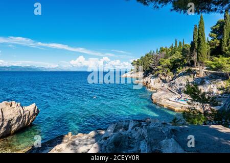 Trpanj, Dalmatien Region, Kroatien: Malerische Adriaküste. Trpanj Stadt ist ein malerischer Ferienort auf der Halbinsel Peljesac Stockfoto