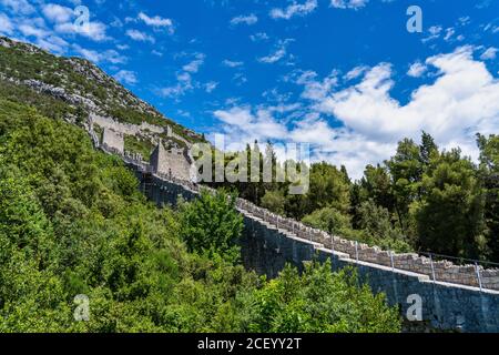 Die zweitgrößte Stadtmauer der Welt nach der Chinesischen Mauer. Eine der wichtigsten touristischen Attraktionen in Südkroatien. Ston kleine Stadt nea Stockfoto