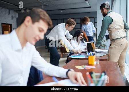 Team-Arbeitsprozess in modernen Büro mit Papieren. Analysieren Sie Pläne für die zukünftige Geschäftsstrategie Stockfoto