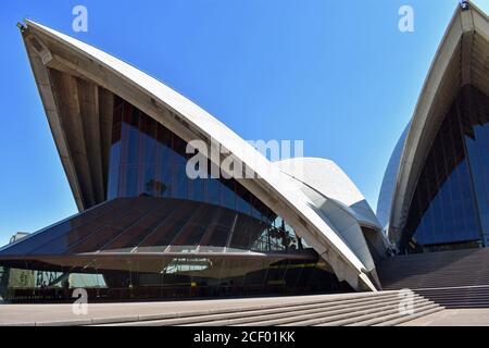 Ein abstraktes Bild des Opernhauses von Sydney. Die dramatischen Winkel der Dachlinie erheben sich gegen einen klaren blauen Himmel. New South Wales, Australien Stockfoto