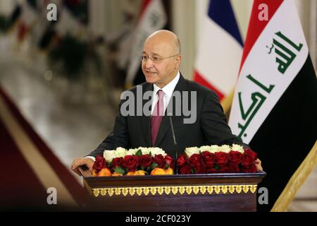 Bagdad. September 2020. Der irakische Präsident Barham Salih spricht auf einer gemeinsamen Pressekonferenz mit dem französischen Präsidenten Emmanuel Macron (nicht im Bild) am 2. September 2020 in Bagdad, Irak. Der irakische Präsident Barham Salih traf sich am Mittwoch mit seinem französischen Amtskollegen Emmanuel Macron in Bagdad, um bilaterale Beziehungen und den Krieg gegen die IS-Gruppe zu diskutieren. Quelle: Xinhua/Alamy Live News Stockfoto
