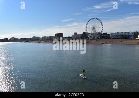 Eine schnell wachsende Wassersport, die britischen Strände Wasserstraßen sind Ideal für SUPing ist das Stehen auf Surfbrett, das sich selbst mittreibt Mit einendem Paddel Stockfoto