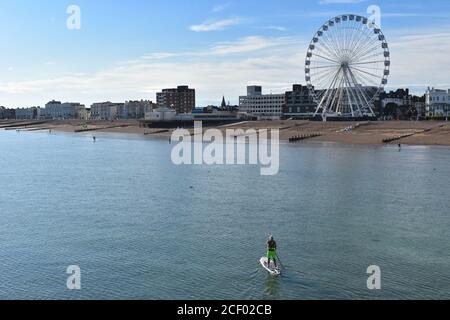 Suping in Sussex steht auf Surfbrett und treibt mit Single ended Paddle UK Strände und Wasserstraßen sind ideal Genießen Sie diesen fesselnden Sport Stockfoto