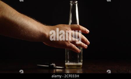 Seien Sie sicher, trinken Sie nicht und fahren Sie nicht. Geeignet für soziale Werbung. Stockfoto
