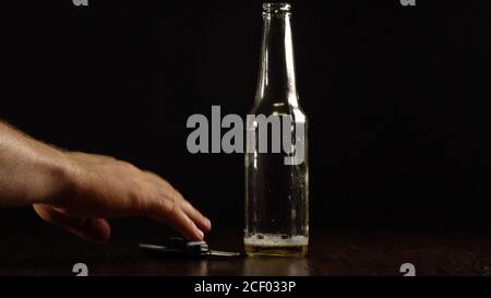 Seien Sie sicher, trinken Sie nicht und fahren Sie nicht. Geeignet für soziale Werbung. Stockfoto