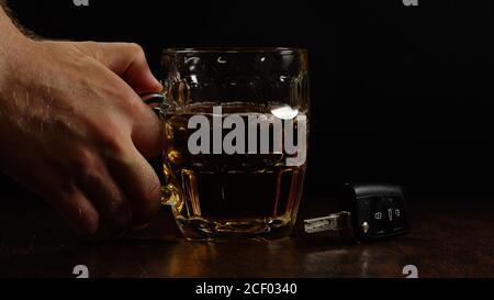 Seien Sie sicher, trinken Sie nicht und fahren Sie nicht. Geeignet für soziale Werbung. Stockfoto