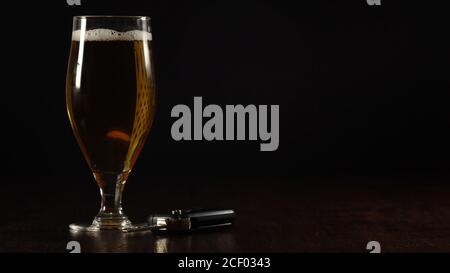Seien Sie sicher, trinken Sie nicht und fahren Sie nicht. Geeignet für soziale Werbung. Stockfoto