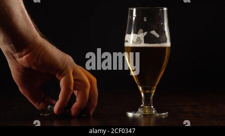 Seien Sie sicher, trinken Sie nicht und fahren Sie nicht. Geeignet für soziale Werbung. Stockfoto