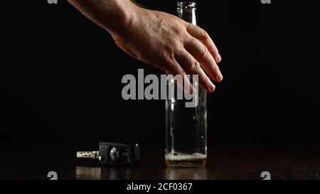 Seien Sie sicher, trinken Sie nicht und fahren Sie nicht. Geeignet für soziale Werbung. Stockfoto