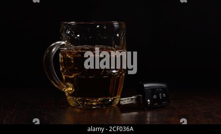 Seien Sie sicher, trinken Sie nicht und fahren Sie nicht. Geeignet für soziale Werbung. Stockfoto