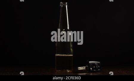 Seien Sie sicher, trinken Sie nicht und fahren Sie nicht. Geeignet für soziale Werbung. Stockfoto