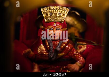 Kathmandu, Nepal. September 2020. Ein Idol der Lebenden Göttin Kumari ist in dem Miniaturwagen abgebildet, der während des jährlichen Festivals von Indra Jatra ausgestellt wird.Indra Jatra, das Fest von rein of God wird mit viel Fanfare im Kathmandu Tal gefeiert. In diesem achttägigen Festival werden die Streitwagen der lebenden Göttin Kumari und der lebenden Götter Ganesh und Bhairab in verschiedenen Teilen der Stadt gezogen, aber wegen der Covid-19 Pandemie zum ersten Mal in der Geschichte wurde die Wagenbearbeitung abgesagt. Die pulu kisi und lakhey wurden in ihren Häusern verehrt. (Bild: © Prabin Ranabhat/SOP Stockfoto