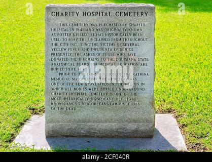 Ein Denkmal steht am Eingang zum Charity Hospital Cemetery, wo sich das Hurricane Katrina Memorial in New Orleans, Louisiana, befindet. Stockfoto