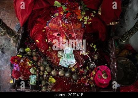 Kathmandu, Nepal. September 2020. Eine Maske des Lakhey ist im Inneren des Lakhey Hauses abgebildet, der Beschützerin der Göttin Kumari, während des Indra Jatra Festivals.Indra Jatra, das Fest des rein of God wird mit viel Fanfare im Kathmandu Tal gefeiert. In diesem achttägigen Festival werden die Streitwagen der lebenden Göttin Kumari und der lebenden Götter Ganesh und Bhairab in verschiedenen Teilen der Stadt gezogen, aber wegen der Covid-19 Pandemie zum ersten Mal in der Geschichte wurde die Wagenbearbeitung abgesagt. Die pulu kisi und lakhey wurden in ihren Häusern verehrt. (Bild: © Prabin Ranabhat/SOPA Bilder via Stockfoto