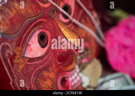 Kathmandu, Nepal. September 2020. Eine Maske des Lakhey ist im Inneren des Lakhey Hauses abgebildet, der Beschützerin der Göttin Kumari, während des Indra Jatra Festivals.Indra Jatra, das Fest des rein of God wird mit viel Fanfare im Kathmandu Tal gefeiert. In diesem achttägigen Festival werden die Streitwagen der lebenden Göttin Kumari und der lebenden Götter Ganesh und Bhairab in verschiedenen Teilen der Stadt gezogen, aber wegen der Covid-19 Pandemie zum ersten Mal in der Geschichte wurde die Wagenbearbeitung abgesagt. Die pulu kisi und lakhey wurden in ihren Häusern verehrt. (Bild: © Prabin Ranabhat/SOPA Bilder via Stockfoto