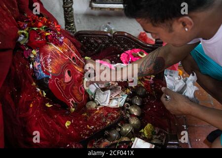 Kathmandu, Nepal. September 2020. Ein eifriger Laxman ranjit verehrt eine Maske des Lakhey, der Beschützerin der Göttin Kumari, während des Indra Jatra Festivals.Indra Jatra, das Festival von rein of God wird mit viel Fanfare im Kathmandu Tal gefeiert. In diesem achttägigen Festival werden die Streitwagen der lebenden Göttin Kumari und der lebenden Götter Ganesh und Bhairab in verschiedenen Teilen der Stadt gezogen, aber wegen der Covid-19 Pandemie zum ersten Mal in der Geschichte wurde die Wagenbearbeitung abgesagt. Die pulu kisi und lakhey wurden in ihren Häusern verehrt. (Bild: © Prabin Ranabhat/SOPA Bilder via ZUM Stockfoto