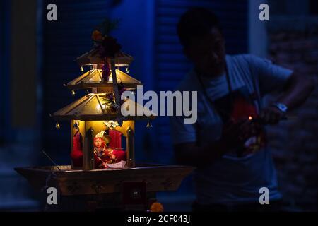 Kathmandu, Nepal. September 2020. Die Menschen bieten Gebete an das Idol der lebenden Göttin Kumari gehalten in der Miniatur-Wagen während des jährlichen Festivals von Indra Jatra.Indra Jatra, das Festival von rein of God wird mit viel Fanfare in Kathmandu Valley gefeiert. In diesem achttägigen Festival werden die Streitwagen der lebenden Göttin Kumari und der lebenden Götter Ganesh und Bhairab in verschiedenen Teilen der Stadt gezogen, aber wegen der Covid-19 Pandemie zum ersten Mal in der Geschichte wurde die Wagenbearbeitung abgesagt. Die pulu kisi und lakhey wurden in ihren Häusern verehrt. (Bild: © Prabin Ranabhat/SOPA Stockfoto