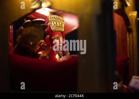 Kathmandu, Nepal. September 2020. Ein Idol der Lebenden Göttin Kumari ist in dem Miniaturwagen abgebildet, der während des jährlichen Festivals von Indra Jatra ausgestellt wird.Indra Jatra, das Fest von rein of God wird mit viel Fanfare im Kathmandu Tal gefeiert. In diesem achttägigen Festival werden die Streitwagen der lebenden Göttin Kumari und der lebenden Götter Ganesh und Bhairab in verschiedenen Teilen der Stadt gezogen, aber wegen der Covid-19 Pandemie zum ersten Mal in der Geschichte wurde die Wagenbearbeitung abgesagt. Die pulu kisi und lakhey wurden in ihren Häusern verehrt. (Bild: © Prabin Ranabhat/SOP Stockfoto