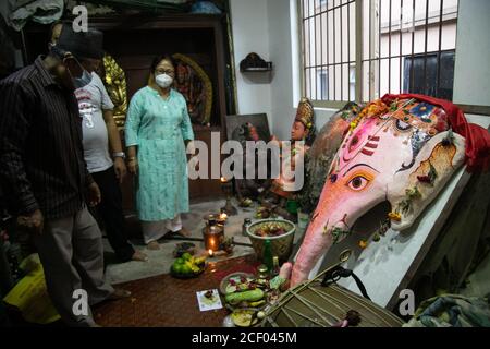 Kathmandu, Nepal. September 2020. Eifrige Anhänger verehren ein pulu kisi, die Fahrt von lord indra am pulu kisi Haus während des Indra Jatra Festivals.Indra Jatra, das Festival von rein of God wird mit viel Fanfare im Kathmandu Tal gefeiert. In diesem achttägigen Festival werden die Streitwagen der lebenden Göttin Kumari und der lebenden Götter Ganesh und Bhairab in verschiedenen Teilen der Stadt gezogen, aber wegen der Covid-19 Pandemie zum ersten Mal in der Geschichte wurde die Wagenbearbeitung abgesagt. Die pulu kisi und lakhey wurden in ihren Häusern verehrt. Kredit: Prabin Ranabhat/SOPA Images/ZUMA Wire/Alamy Live Nachrichten Stockfoto