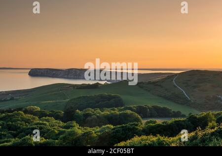 Ein lauer Sommerabend im Mottistone Down mit Blick auf Freshwater Bay, Isle of Wight Stockfoto