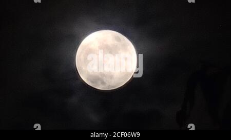 Quezon City, Philippinen. September 2020. Der Vollkornmond oder in anderen Kulturen nennen sie es hungrigen Geistermond stieg in Quezon City. (Foto: Sherbien Dacalanio/Pacific Press) Quelle: Pacific Press Media Production Corp./Alamy Live News Stockfoto