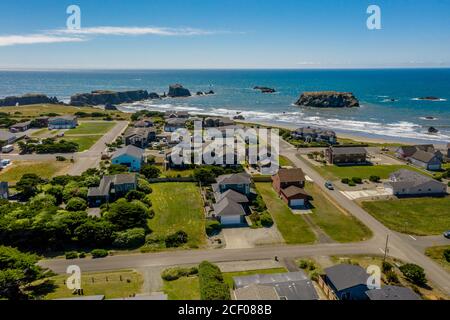 Luftdrohnenaufnahme von Küstenhäusern auf einer Klippe in Bandon, Oregon. Stockfoto