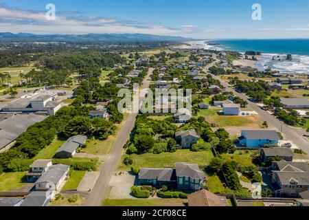 Luftbild von Häusern und Ferienhäusern in der Küstenstadt Bandon, Oregon, USA. Stockfoto