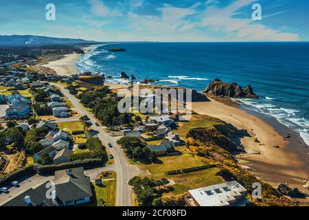 Luftdrohnenaufnahme von Küstenhäusern und Strand in Bandon, Oregon. Stockfoto