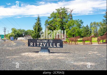 Ein Welcome to Ritzville Schild am Stadtrand von Ritzville, in Adams County, Eastern Washington, USA Stockfoto