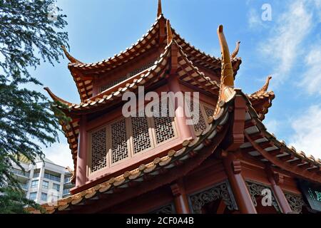 Blick nach oben auf eine rot, braun und gelb gefärbte Pagode im chinesischen Garten der Freundschaft in Darling Harbour, Sydney, Australien Stockfoto