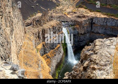 Nahaufnahme der Palouse Falls einschließlich der Felsformation auf den Wasserfällen im State Park im Bundesstaat Washington, USA Stockfoto