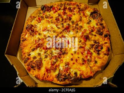 Domino neue Cheeseburger Pizza sitzt in einer Pizza-Box, August 30, 2020, in Hammond, Louisiana. Die Spezialität Pizza bietet Ketchup-Senf-Sauce. Stockfoto