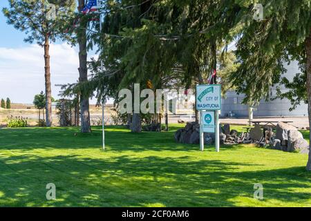 Ein Welcome to Washtucna Schild am Rande der kleinen Stadt in der ländlichen Hochwüste in der Nähe von Spokane, Washington USA Stockfoto