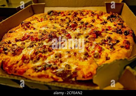 Domino neue Cheeseburger Pizza sitzt in einer Pizza-Box, August 30, 2020, in Hammond, Louisiana. Die Spezialität Pizza bietet Ketchup-Senf-Sauce. Stockfoto