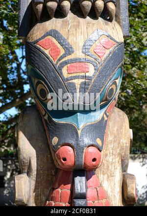 Details von Kwakiutl totem, Confederation Park, Ottawa. Kopf von crododile in der Mitte Stockfoto