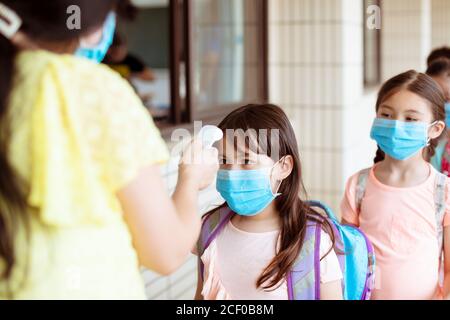 Temperatur und medizinische Kontrolle in der Schule für covid-19 Stockfoto