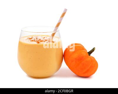 Kürbis Smoothie mit Kokosnuss in Glas isoliert auf einem Weißer Hintergrund Stockfoto