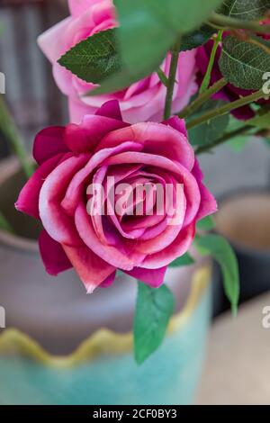 Handgemachte gefälschte Blumen für die Innendekoration Stockfoto