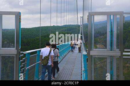 Mishima, Shizuoka / Japan - Juli 23 2020: Besucher schlendern über den Mishima Skywalk, eine 400 Meter lange Hängebrücke in den Bergen mehrere Stunden lang wir Stockfoto