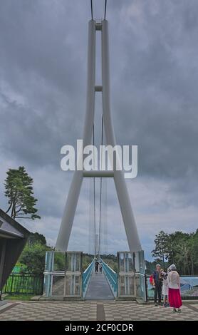 Mishima, Shizuoka / Japan - Juli 23 2020: Besucher des Mishima Skywalk, einer 400 Meter langen Hängebrücke in den Bergen, einige Stunden westlich von Tokio Stockfoto