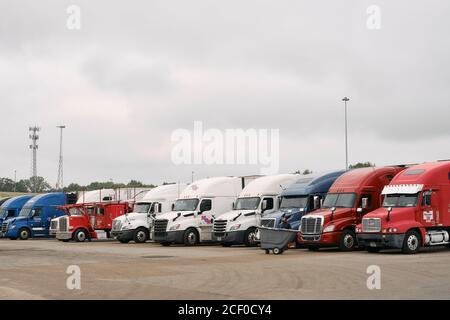 Linie von Sattelzugmaschinen Anhänger LKW geparkt an einer LKW-Haltestelle in Montgomery Alabama, USA. Stockfoto