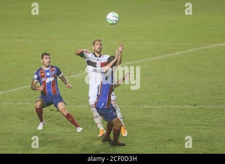 Salvador, Brasilien. September 2020. Zeca, Spieler aus Bahia, Everton Ribeiro, Spieler aus Flamengo, während Bahia und Flamengo, an diesem Mittwoch (02) gehalten, in einem Spiel gültig für die 7. Runde der brasilianischen Meisterschaft 2020, Spiel im Pituaçu Stadion, in Salvador, Bahia, Brasilien. Quelle: Tiago Caldas/FotoArena/Alamy Live News Stockfoto