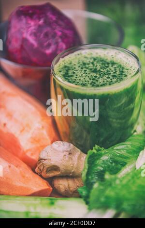 Grüner Gemüsesaft Smoothie mit Gemüse Stockfoto